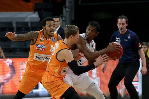 日本队在近 日本队在近